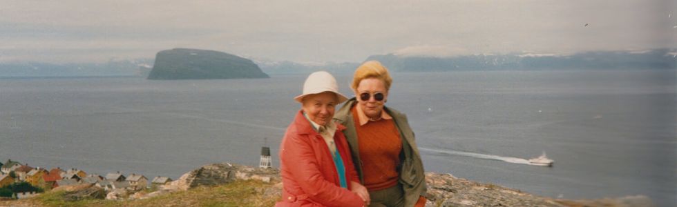 Auf einem kleinen Berg oben Hammerfest bin ich mit Frau Huber.