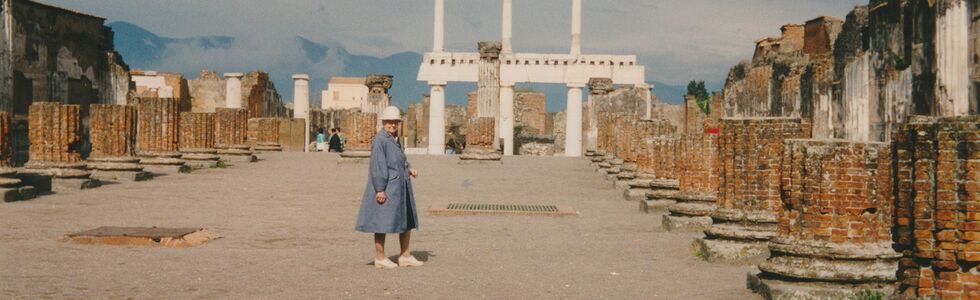 In Pompeji. Blick von der Säulenreihe des Tribunals zur Basilika.